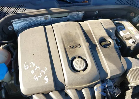 2013 Volkswagen Beetle 2.5L z USA, uszkodzony, nr VIN 3VWJP7AT0DM686882